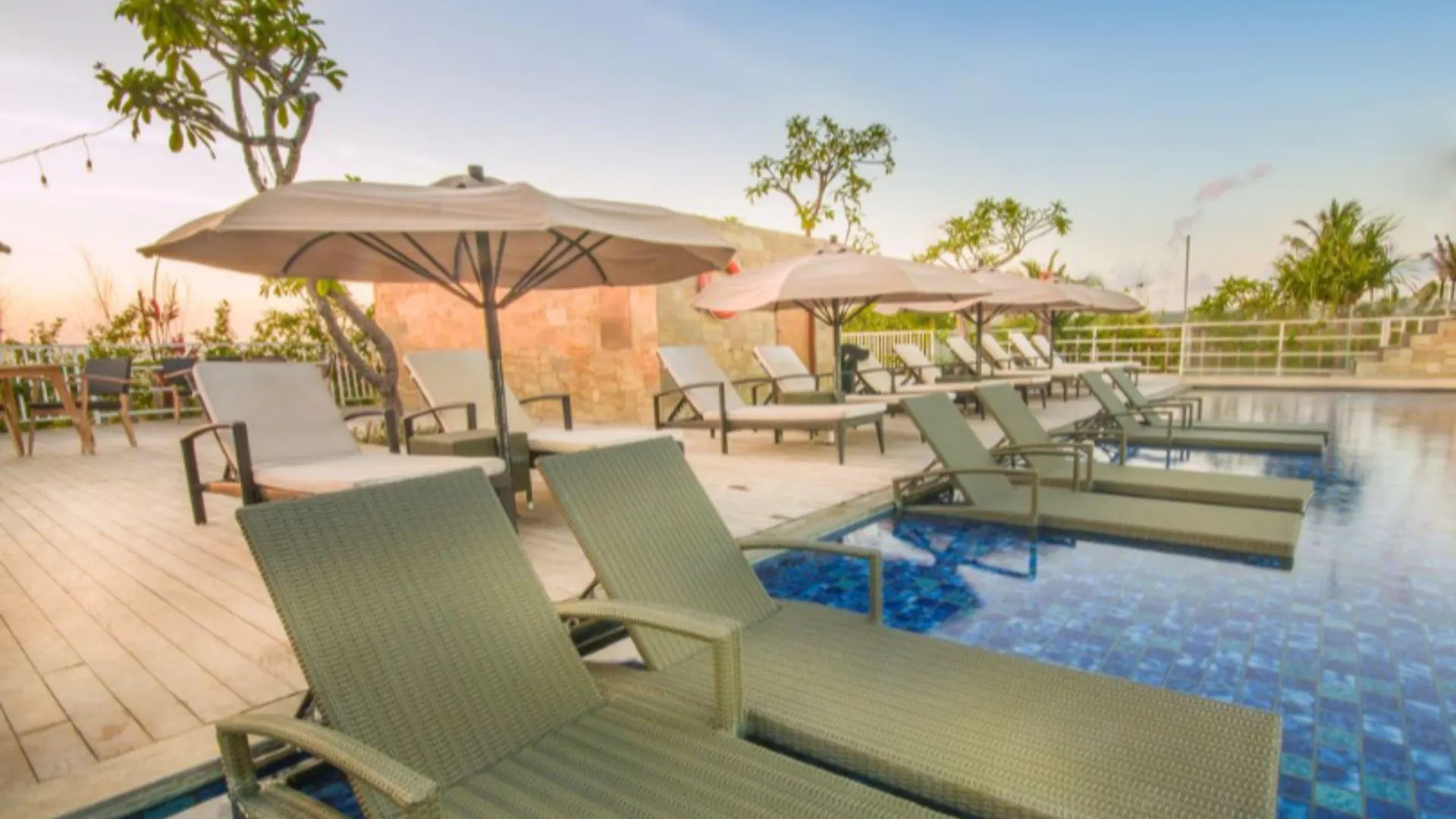 FOX Hotel Jimbaran Beach 4*,